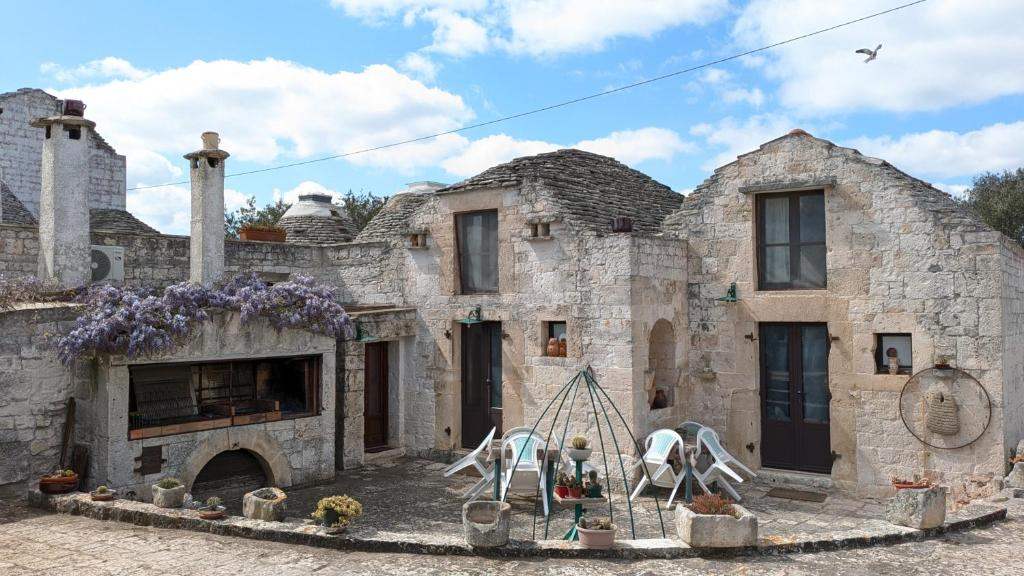 Trullo Malvisco, trulli tradizionali in pietra nella campagna di Alberobello