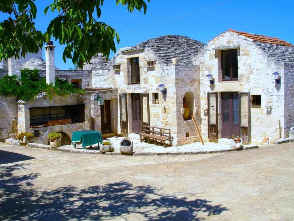 Trulli in pietra con cortile e forno a legna al Trullo Malvisco